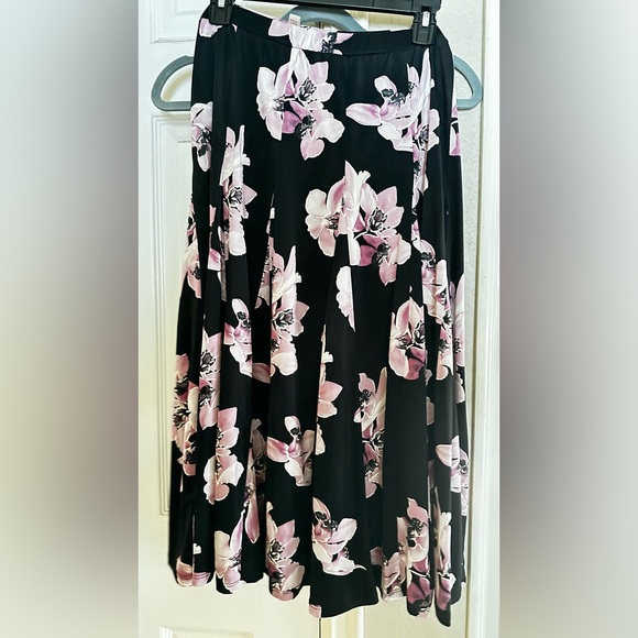Philosophy XL elastic waist black floral skirt - Picture 2 of 5
